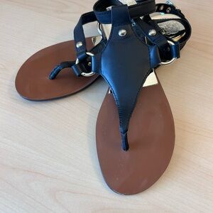 Vince Camuto Black Leather T-Strap Sandals with Brown Footbed Size 7 Like New